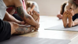 The Tightrope Walk: Reimagining the "All-Levels" Yoga Class for the Modern Practitioner