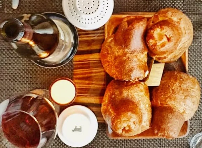 The Art of the Rise: Why These 4 Restaurant Chains Have Mastered the Iconic Popover