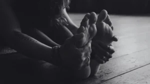 The Silent Release: Why the Yoga Mat Has Become Our Last Sanctuary for Emotional Catharsis