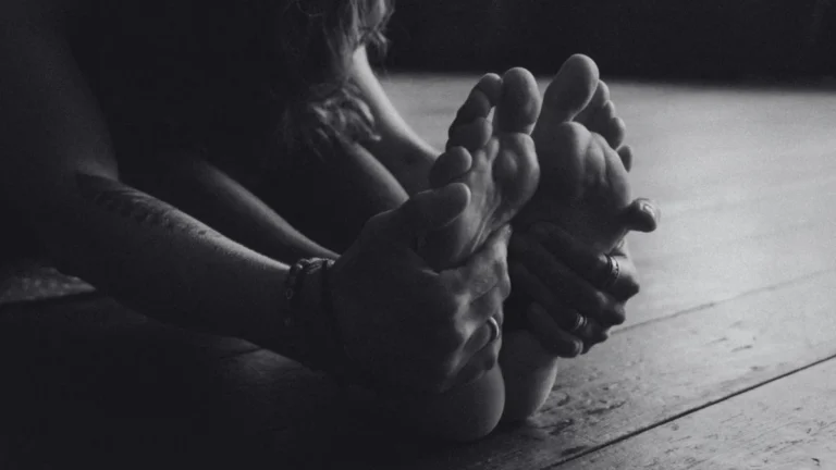 The Silent Release: Why the Yoga Mat Has Become Our Last Sanctuary for Emotional Catharsis